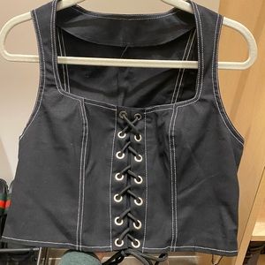 Super flattering, shirt can be adjusted to be tighter/looser in front.